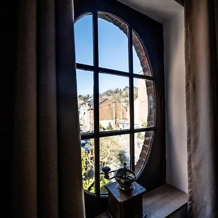 Les 3 Chapeaux Les Canotiers 4 Pers Avec Sa Belle Terrasse Et Le Melon 2 Personnes Sans Terrasse Dinant