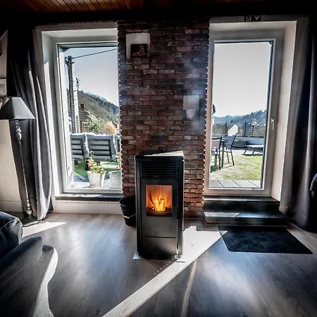 Les 3 Chapeaux Les Canotiers 4 Pers Avec Sa Belle Terrasse Et Le Melon 2 Personnes Sans Terrasse * Dinant