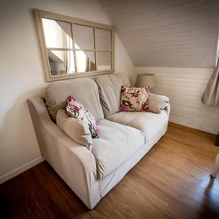 Les 3 Chapeaux 6p Les Canotiers 4p Avec Terrasse Le Melon 2p Sans Terrasse Dinant