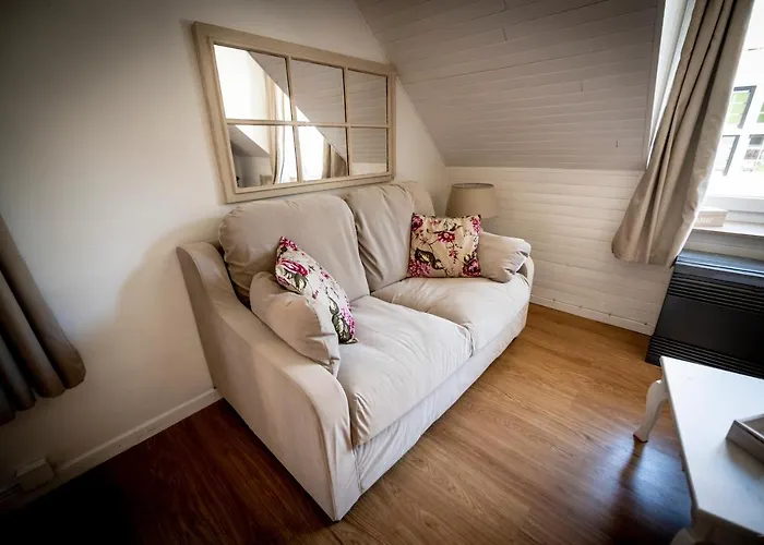 Les 3 Chapeaux 6p Les Canotiers 4p Avec Terrasse Le Melon 2p Sans Terrasse Dinant